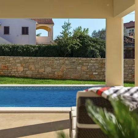 Villa Daniela Mit Pool In Bale, Bei Rovinj Fuer 4-6 Personen Bale