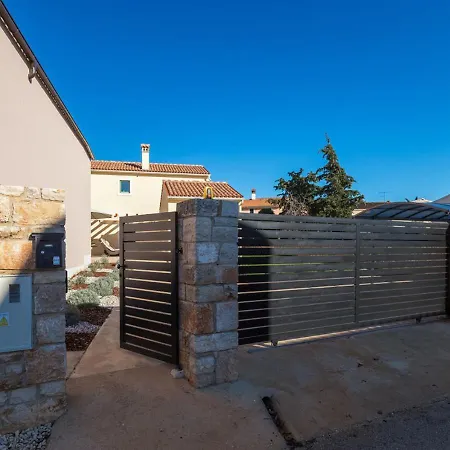 Daniela Mit Pool In Bale, Bei Rovinj Fuer 4-6 Personen Villa