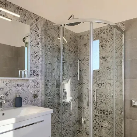 Daniela Mit Pool In Bale, Bei Rovinj Fuer 4-6 Personen Villa *