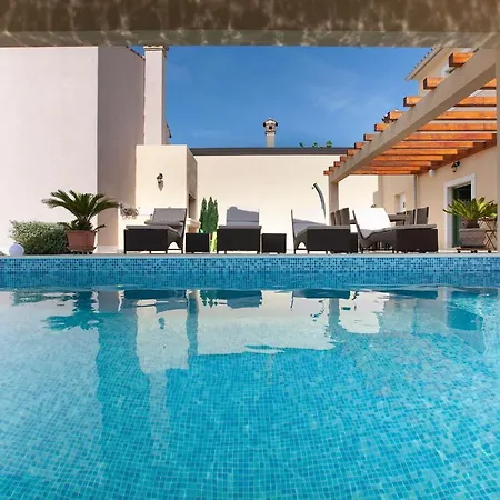 Daniela Mit Pool In Bale, Bei Rovinj Fuer 4-6 Personen Villa Bale