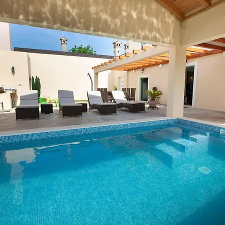 Daniela Mit Pool In Bale, Bei Rovinj Fuer 4-6 Personen *