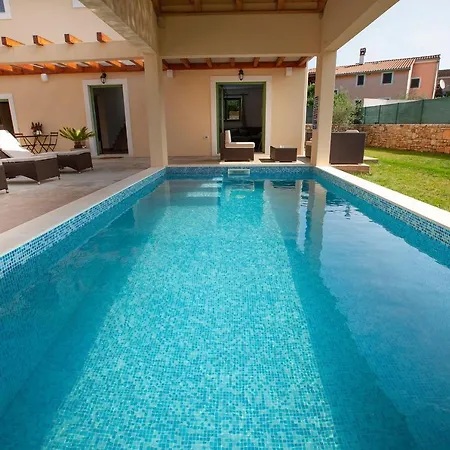Daniela Mit Pool In Bale, Bei Rovinj Fuer 4-6 Personen Villa *