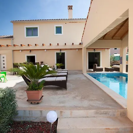 Daniela Mit Pool In Bale, Bei Rovinj Fuer 4-6 Personen Villa *
