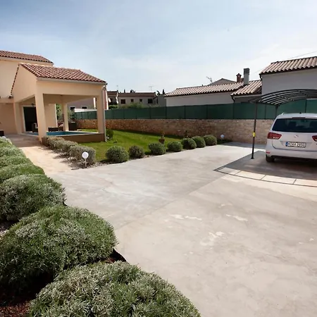 Daniela Mit Pool In Bale, Bei Rovinj Fuer 4-6 Personen Villa Bale