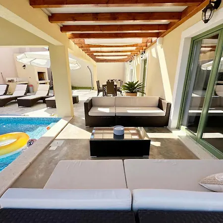 Daniela Mit Pool In Bale, Bei Rovinj Fuer 4-6 Personen Villa Bale