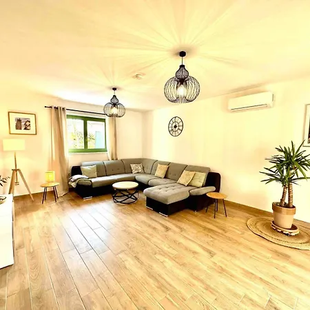 Villa Daniela Mit Pool In Bale, Bei Rovinj Fuer 4-6 Personen Bale