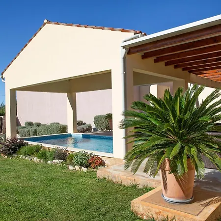 Daniela Mit Pool In Bale, Bei Rovinj Fuer 4-6 Personen