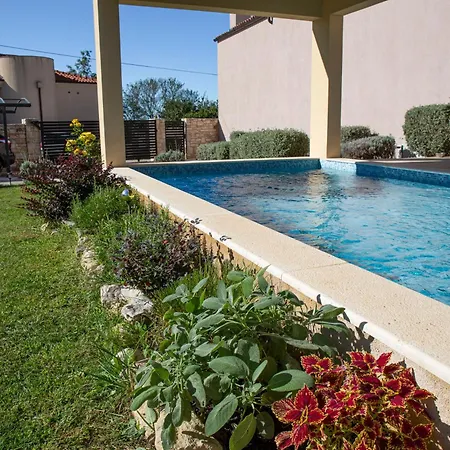 Villa Daniela Mit Pool In Bale, Bei Rovinj Fuer 4-6 Personen Bale
